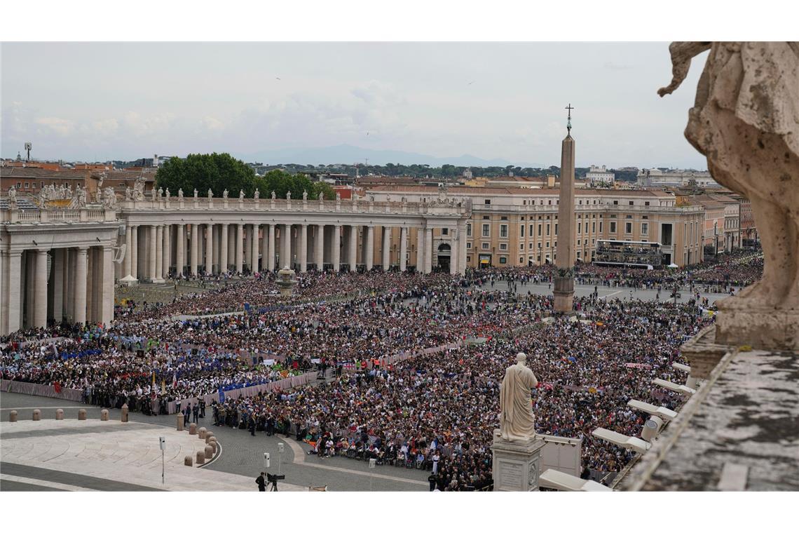 Neuer Papst Leo XIV. mahnt: "Nie wieder Krieg!" Mehrere Zehntausend Menschen verfolgten das Sonntagsgebet auf dem Petersplatz.
