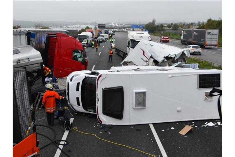 Mehrere zerstörte Fahrzeuge liegen und stehen auf der Autobahn. Foto: R.Priebe/Pr-Video/dpa
