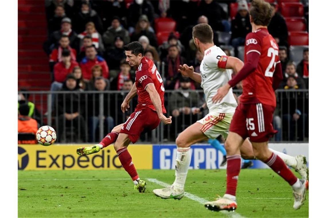 Lewandowski-Show - FC Bayern nach Sieg im Achtelfinale Mehrfach erfolgreich: Münchens Robert Lewandowski (l) erzielt den Treffer zum 5:2. Foto: Sven Hoppe/dpa
