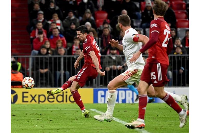 Mehrfach erfolgreich: Münchens Robert Lewandowski (l) erzielt den Treffer zum 5:2. Foto: Sven Hoppe/dpa