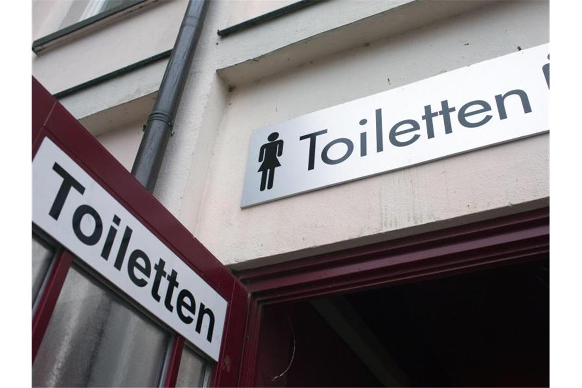Coronavirus: Wie gefährlich sind öffentliche Toiletten? Mehrfach schon wurde bei Corona-Studien Virenmaterial in menschlichen Ausscheidungen gefunden. Foto: Jens Büttner/dpa-Zentralbild/dpa