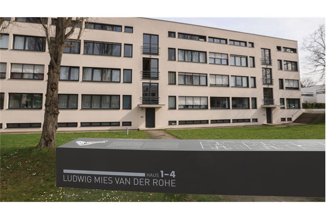 Mehrfamilienhaus entworfen von Ludwig Mies van der Rohe in der Weissenhofsiedlung. In dem Gebäude ist auch die Weissenhofwerkstatt zu finden. Die Siedlung gehört der SWSG, gemeinsam mit der Wüstenrot Stiftung werden die Gebäude saniert. Das Mehrfamilienmietshaus ist bereits saniert worden.