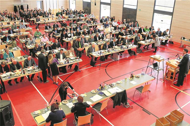 Mehrheitlich entschieden hatte der Kreistag vor rund anderthalb Jahren: : Die frühere Fachstelle gegen Rechtsextremismus soll fürderhin Fachstelle für Demokratieförderung und Rechtsextremismusprävention heißen. Nun gab es wieder einmal eine Debatte um das Thema. Archivfoto: A. Becher