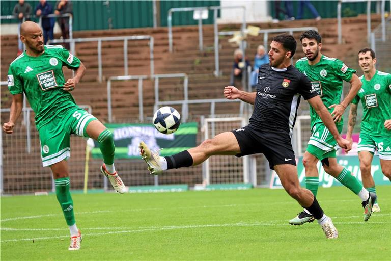Mehrmals den Gegenspielern wie Steffen Nkansah (links) eine Stiefelspitze voraus: SG-Torschütze Michael Kleinschrodt. Foto: Fabian Kleer