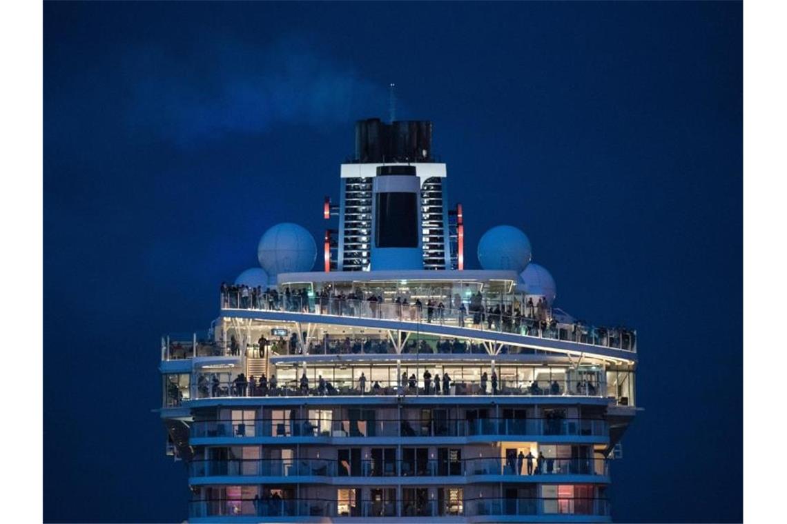 „Mein Schiff 2“ von Tui Cruises im Hamburger Hafen. Die deutschen Anbieter Tui Cruises und Hapag-Lloyd Cruises landeten bei der Bewertung durch den Nabu im oberen Drittel. Foto: Daniel Bockwoldt/dpa