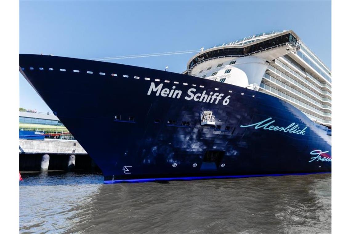 „Mein Schiff 6“ hier festgemacht im Hamburger Hafen. Auf dem Kreuzfahrtschiff der Reederei Tui Cruises sind mehrere Besatzungsmitglieder positiv auf das Coronavirus getestet worden. Foto: picture alliance / Markus Scholz/dpa