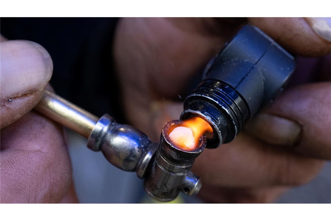 Meistens wird Crack in einer Pfeife geraucht, in seltenen Fällen wird es gespritzt. (Archivbild)