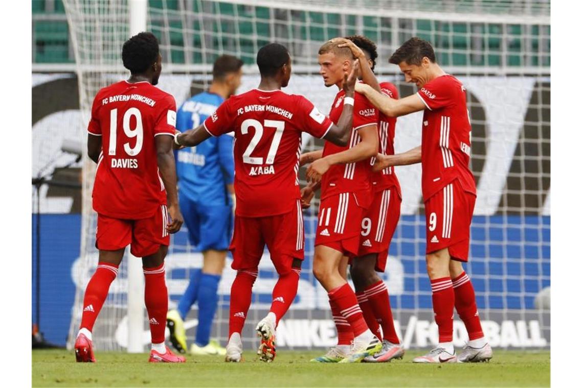 Meister Bayern München feierte zum Abschluss einen Auswärtserfolg beim VfL Wolfsburg. Foto: Kai Pfaffenbach/Reuters-Pool/dpa