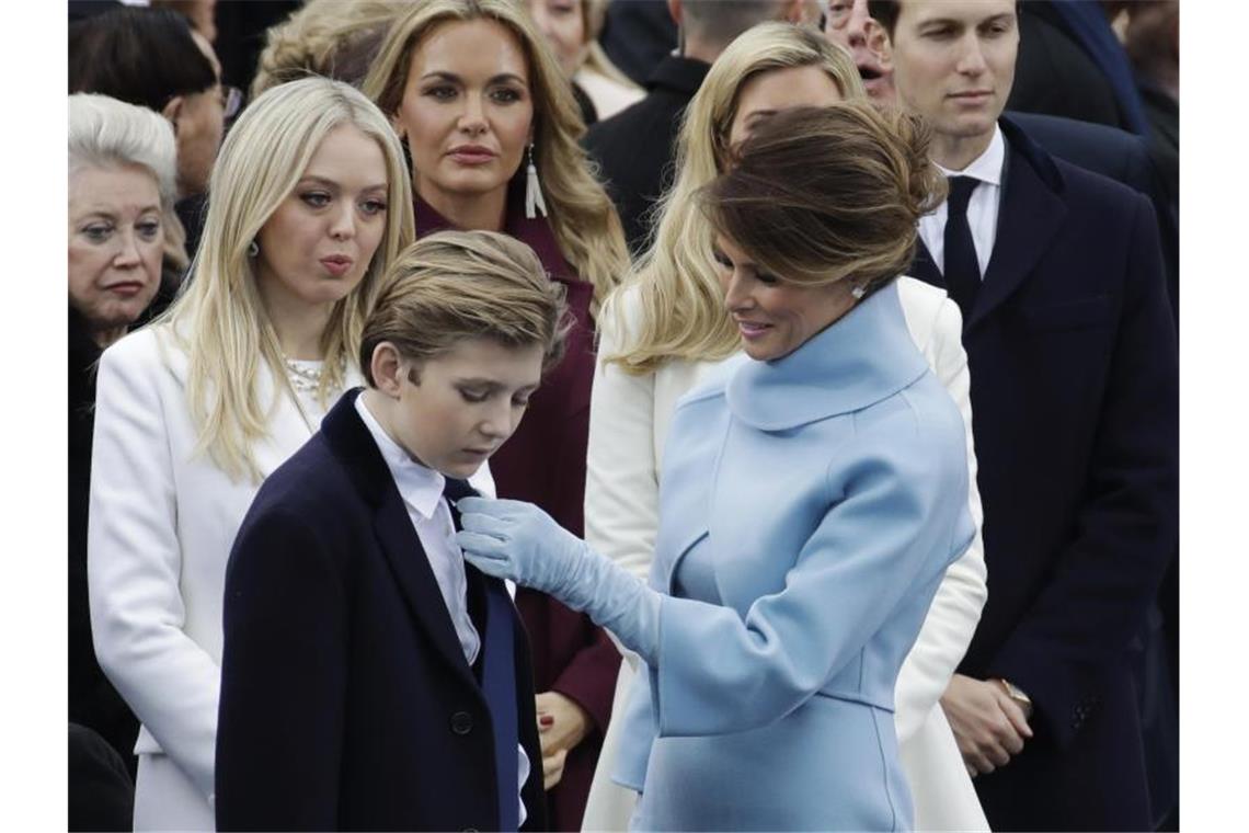 First Lady erbost: Trumps Sohn in Kongress-Anhörung genannt Melania Trump und Sohn Barron im Jahr 2017. Foto: Patrick Semansky/AP/dpa
