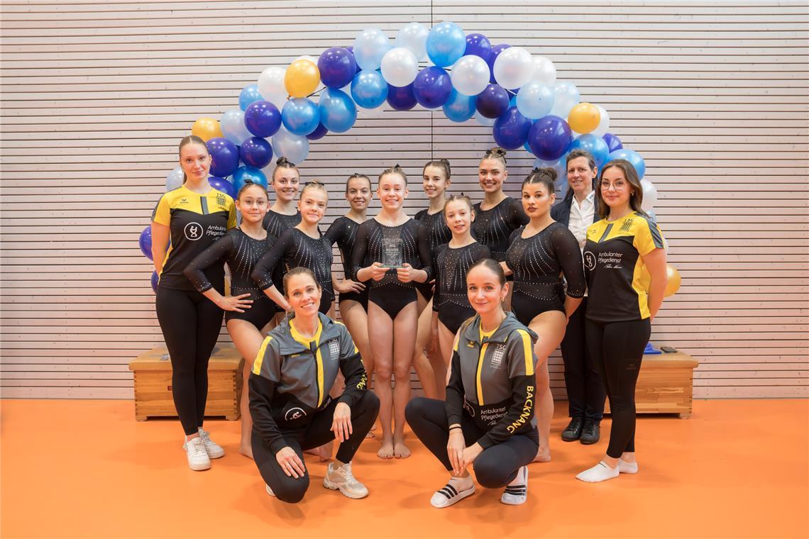 Melanie Andergassen (vorne links) und Laura Jurca (Dritte von rechts) haben mit ihren Turnerinnen den Aufstieg in die 3. Bundesliga geschafft. Fotos: Mechthild Spreter