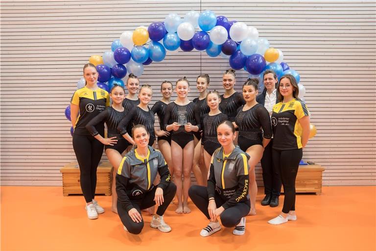 Melanie Andergassen (vorne links) und Laura Jurca (Dritte von rechts) haben mit ihren Turnerinnen den Aufstieg in die 3. Bundesliga geschafft. Fotos: Mechthild Spreter