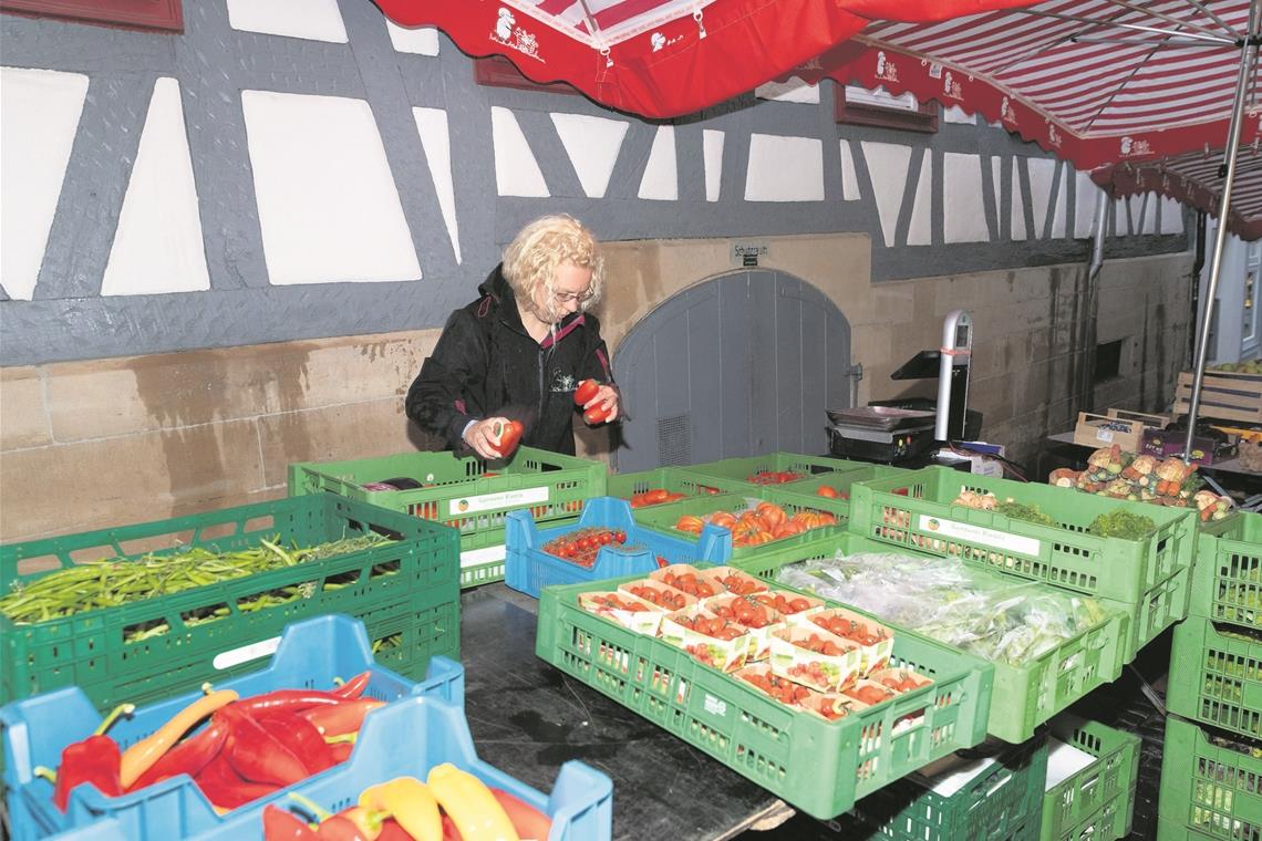 „Da brauchst du echt ein gutes Team“ Melanie Kirsten sortiert die unterschiedlichen Tomaten und füllt die Kisten auf, damit kein Engpass entsteht, wenn die Kunden kommen. Gleichzeitig dient dies der Qualitätskontrolle.