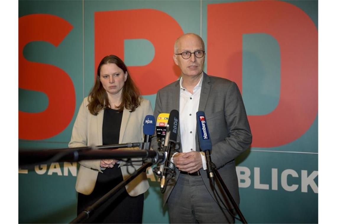 Melanie Leonhard (SPD), Landesvorsitzende ihrer Partei und Peter Tschentscher (SPD), Hamburgs Erster Bürgermeister, beantworten nach einem Treffen des Hamburgers SPD-Vorstands Fragen von Journalisten. Foto: Axel Heimken/dpa