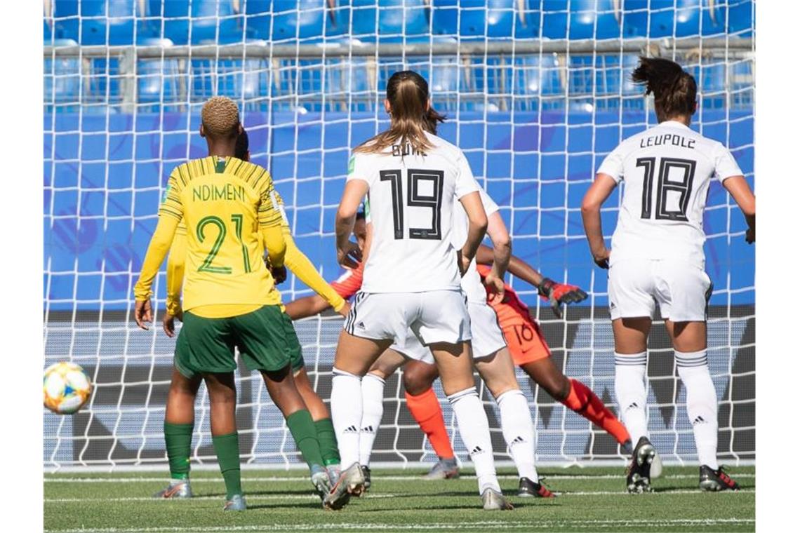 DFB-Elf sichert sich gegen Südafrika den Gruppensieg Melanie Leupolz (r) trifft zur 1:0-Führung für die DFB-Frauen. Foto: Sebastian Gollnow