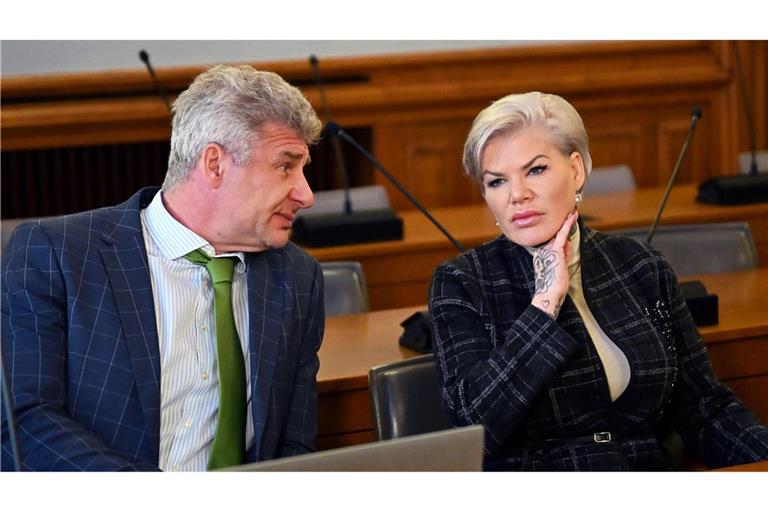 Melanie Müller bestreitet, einen Hitlergruß gezeigt zu haben.