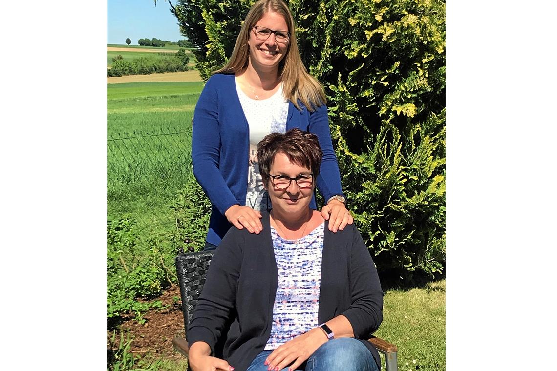 Melanie Peter (stehend) und Beate Ginder erinnern sich gerne an ihre Kindheit zurück. Die Eltern haben viel für die Kinder gemacht und dabei nicht autoritär gehandelt. Foto: S. Schneider-Seebeck