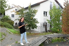 Melanie Rautscher vom Kreisjugendring zeigt auf, welche Bauarbeiten am Freizeitheim Mettelberg nötig sind. Unter anderem soll der Außenbereich des Freizeitgeländes erneuert werden. Foto: Markus Metzger