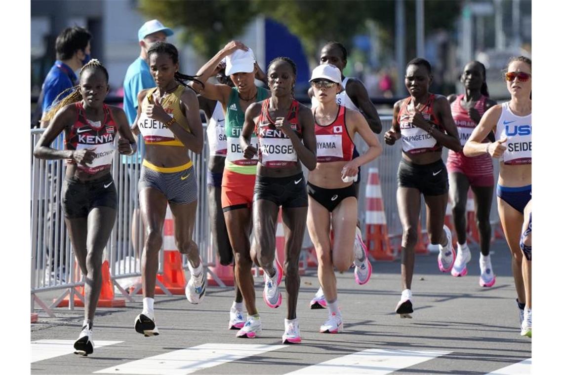 Melat Kejeta (2. v.l.) beim olympischen Marathon in Sapporo. Foto: Shuji Kajiyama/AP/dpa