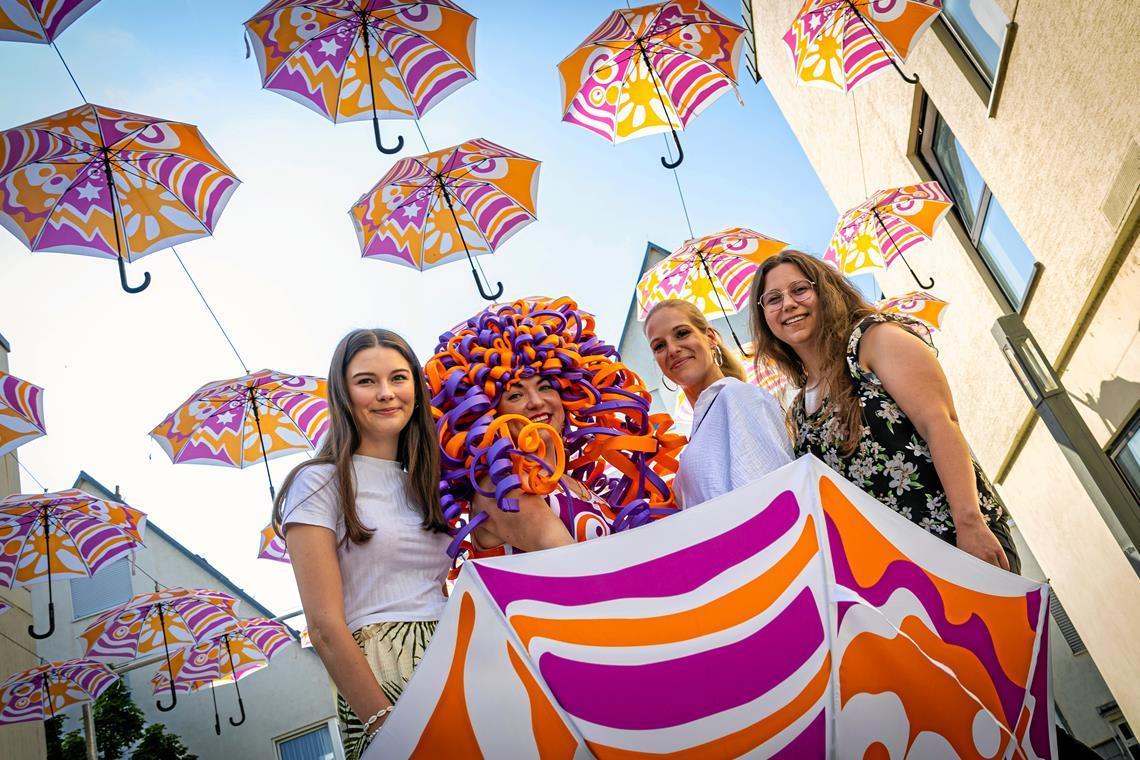 Melissa Dangelmaier (rechts) war schon im Premierenjahr eine der vier Straßenfest-Frauen. In diesem Jahr trägt sie erstmals eine neue Perücke. Archivfoto: Alexander Becher