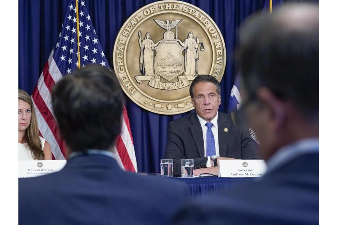 Überraschung und Erleichterung nach Rücktritt von Cuomo Melissa DeRosa, (l) neben dem New Yorker Gouverneur Andrew Cuomo während einer Pressekonferenz. Seine Sekretärin trat zurück, nachdem ein Bericht festgestellt hatte, dass der Gouverneur elf Frauen sexuell belästigt hatte. Foto: Mary Altaffer/AP/dpa