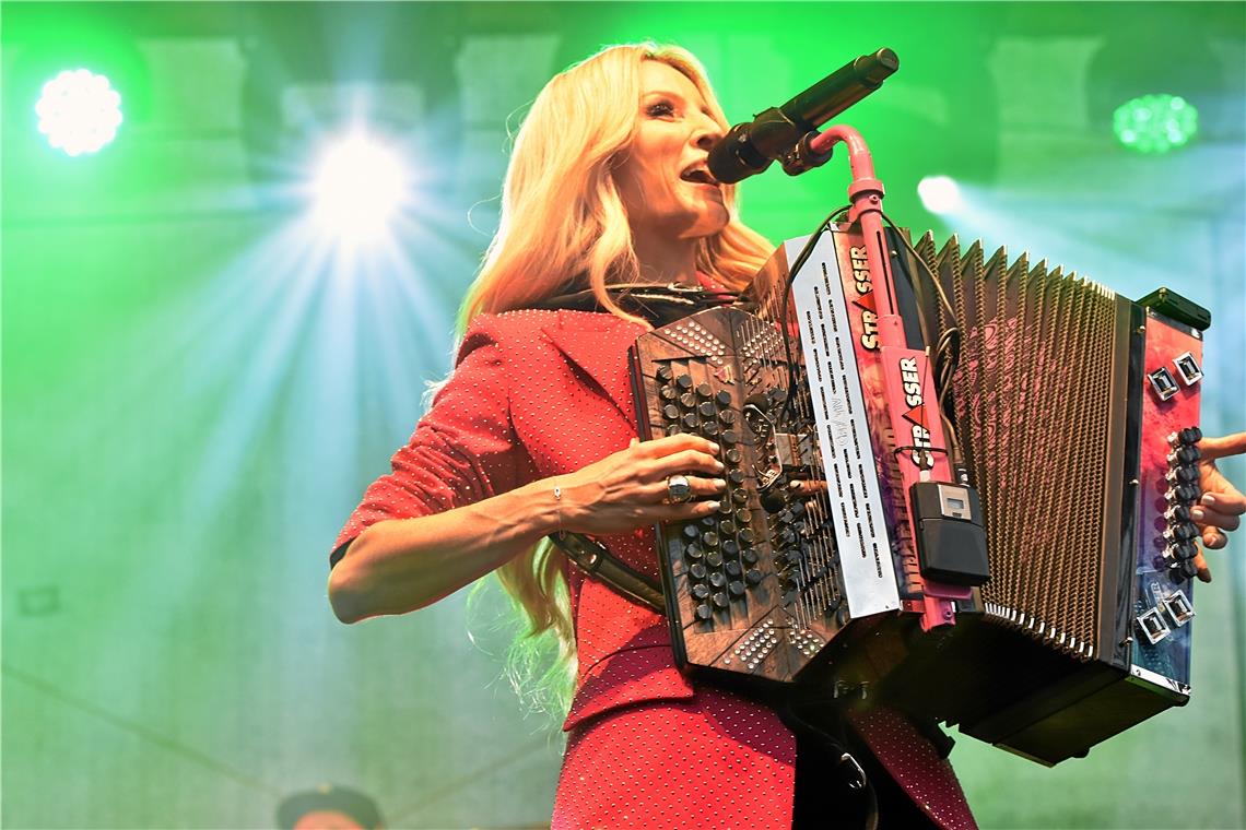 Melissa Naschenweng rockt in Aspach die Bühne Melissa Naschenweng genießt es, mit ihrer steirischen Harmonika im Rampenlicht zu stehen.