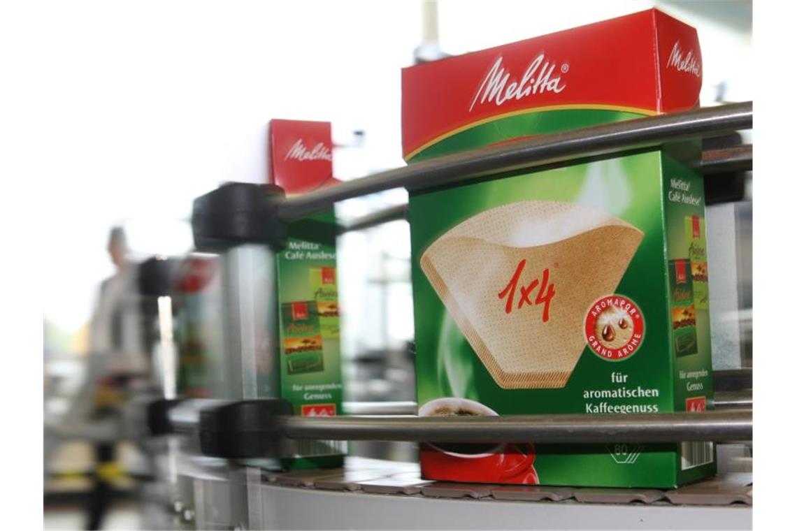 Melitta-Filtertüten laufen in Minden durch eine Verpackungsanlage. Foto: Bernd Thissen/dpa/Archivbild