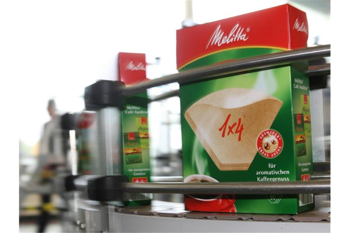 Am Anfang stand Löschpapier: Verpackungspreis für Melitta Melitta-Filtertüten laufen in Minden durch eine Verpackungsanlage. Foto: Bernd Thissen/dpa/Archivbild