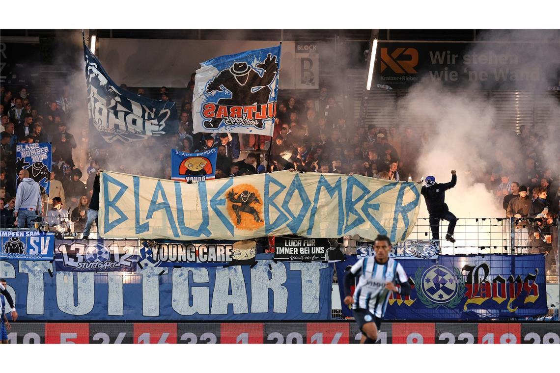 Melkamu Frauendorf vor dem B-Block.