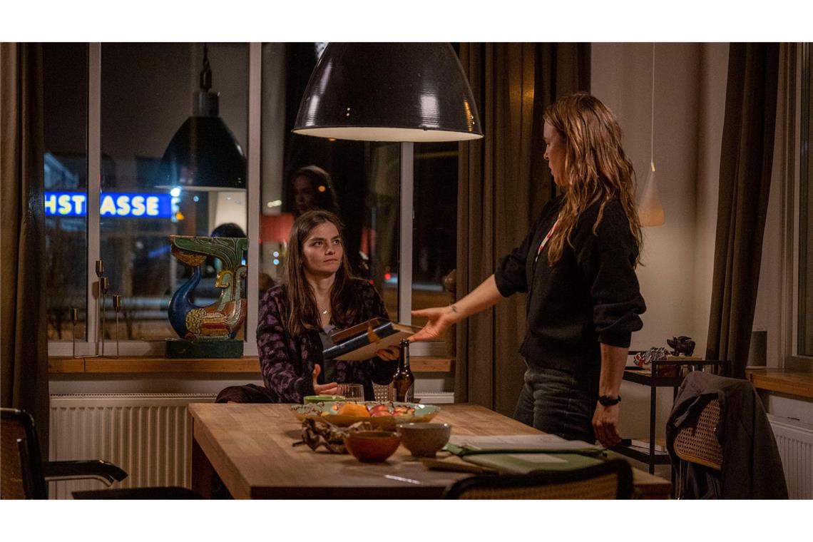 Die Wahrheit in den Familien Mellys Tochter Rose (Emilie Neumeister, l.) erhofft sich von Katrin König (Anneke Kim Sarnau) mehr Informationen zu ihrer Familie.