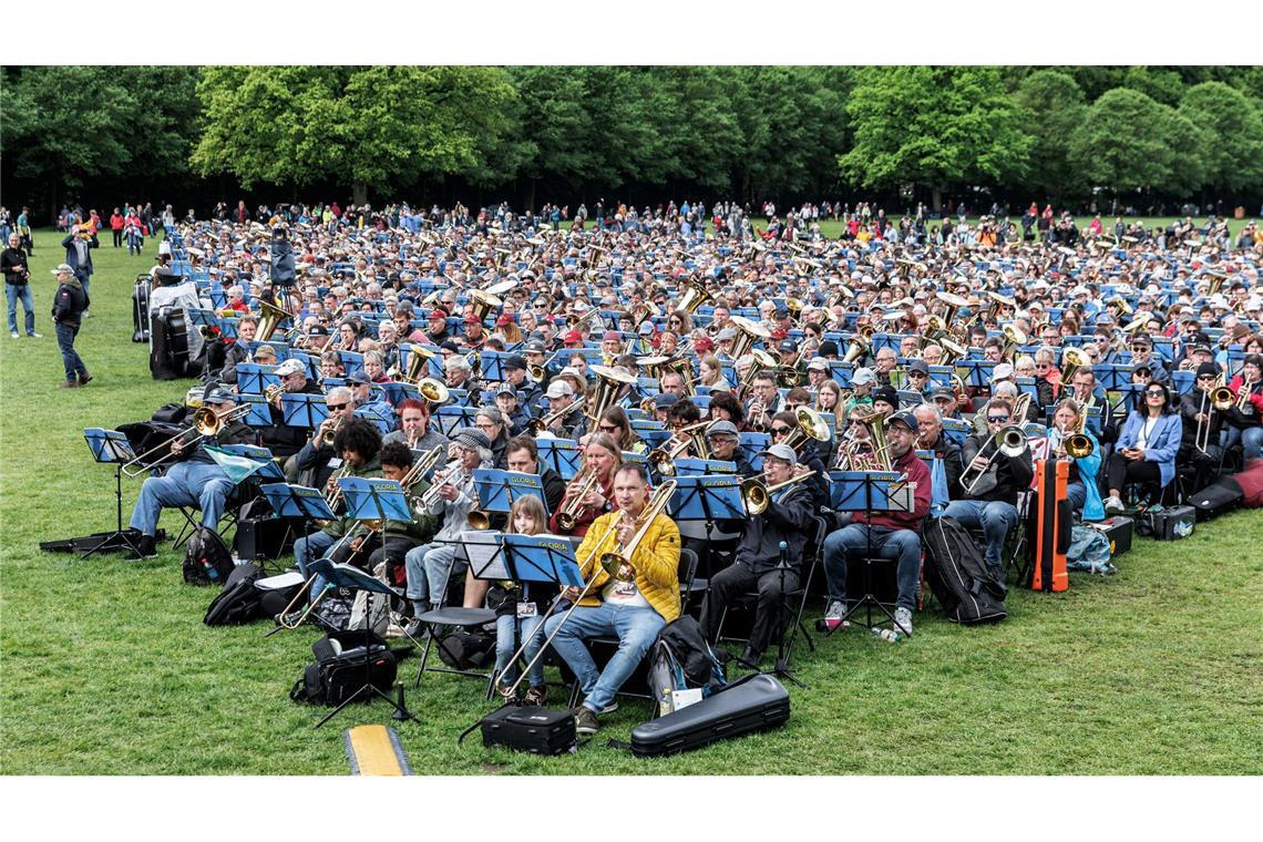 Melodische Blechmusik: Rund 15.000 Bläserinnen und Bläser musizieren zum Abschluss des 3. Deutschen Evangelischen Posaunentags im Hamburger Stadtpark.