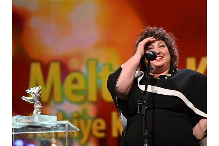 Meltem Kaptan gewinnt den Silbernen Bären als beste Darstellerin für den Film „Rabiye Kurnaz gegen George W. Bush“. Foto: Monika Skolimowska/dpa-Zentralbild/dpa