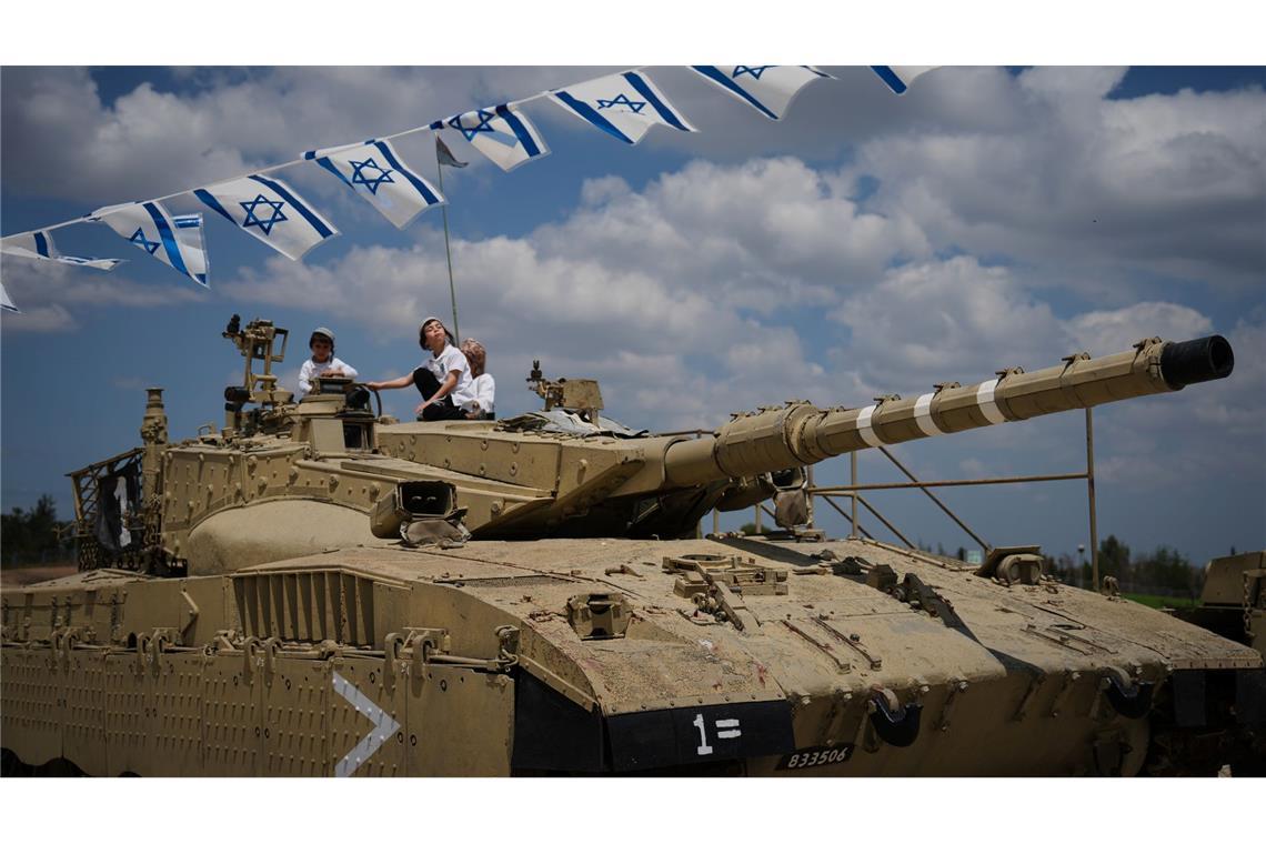 Memorial Day in Israel: Menschen klettern auf alte Panzer in der Gedenkstätte des Panzerkorps.