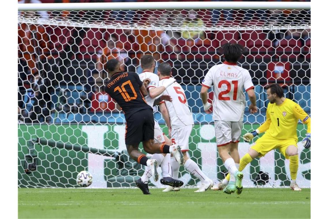Nächster Oranje-Sieg: „Turnier geht jetzt erst richtig los“ Memphis Depay (l) brachte die Niederlande mit einem Linksschuss in Führung. Foto: Kenzo Tribouillard/Getty Pool/AP/dpa