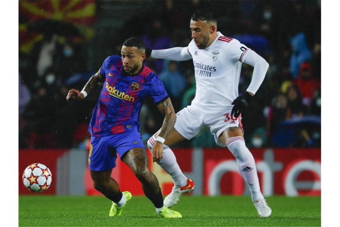 Titelverteidiger Chelsea und Man United im CL-Achtelfinale Memphis Depay (l) kam mit dem FC Barcelona nicht über ein Remis gegen Benfica Lissabon mit Nicolas Otamendi hinaus. Foto: Joan Monfort/AP/dpa