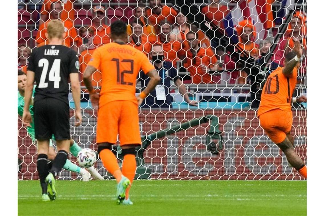 Memphis Depay (r) brachte die Niederlande durch einen Foulelfmeter in Führung. Foto: Peter Dejong/AP Pool/dpa