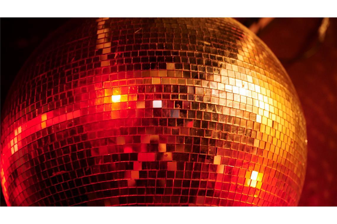 Mensch, damals bei der einen Party! Bei energiegeladenen Songs erinnert man sich eher an aufregende und freudvolle Momente. (Symbolbild)