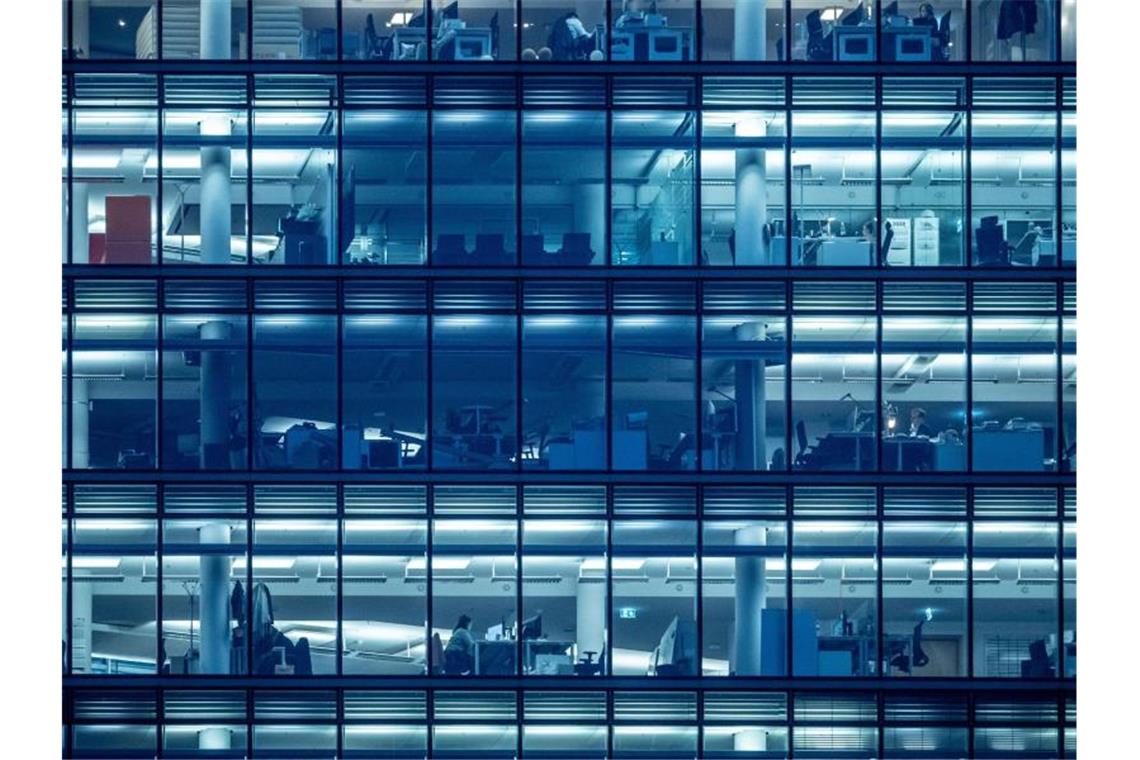 Mehr Gründungen größerer Betriebe als im Vorkrisenjahr 2019 Menschen arbeiten in einem Bürogebäude. Im vergangen Jahr hat es mehr Gründungen von größeren Betrieben gegeben als in dem Jahr vor der Corona-Pandemie. Foto: Michael Kappeler/dpa