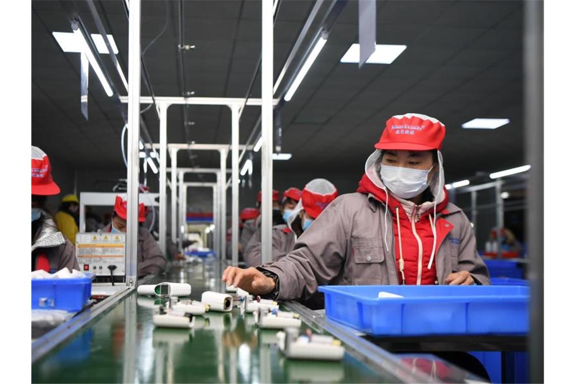 Spitzengespräch im Streit um Lieferkettengesetz vertagt Menschen arbeiten in einer Fabrik im chinesischen Xiangtan. Foto: Xue Yuge/XinHua/dpa