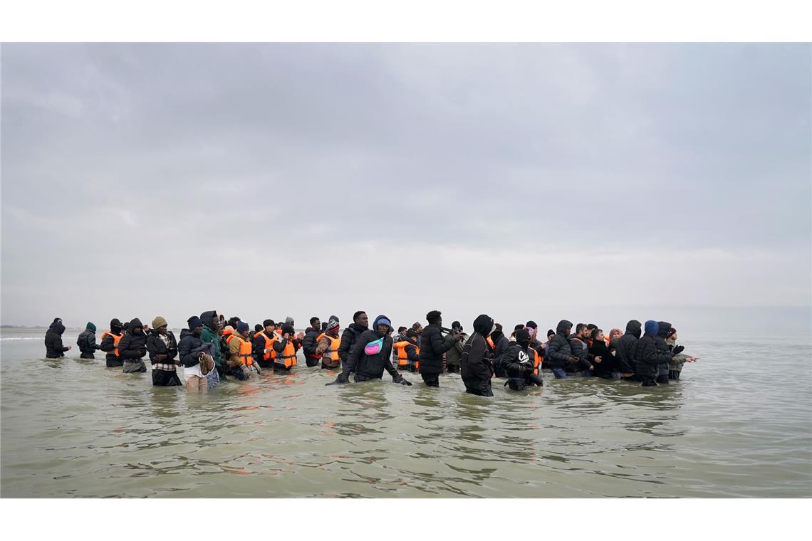 Menschen auf dem Weg über den Ärmelkanal