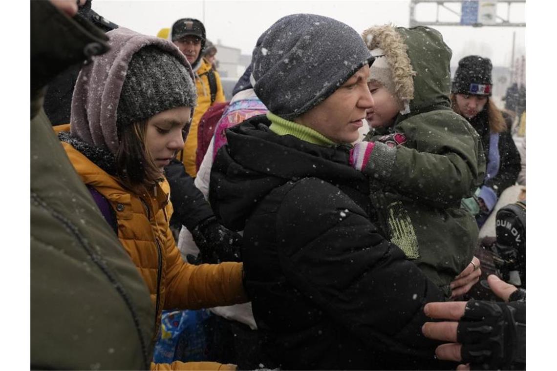 Integrationsmanager sollen Ukraine-Flüchtlinge beraten Menschen auf der Fluch vor dem Krieg in der Ukraine. Foto: Sergei Grits/AP/dpa