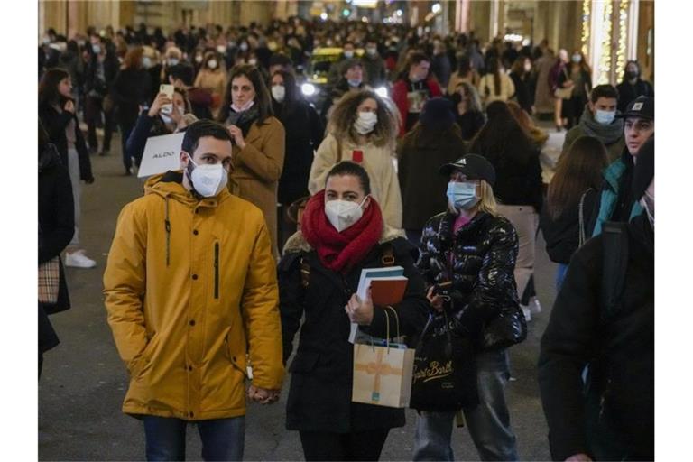 Menschen auf einer Einkaufsstraße in Rom. Foto: Andrew Medichini/AP/dpa