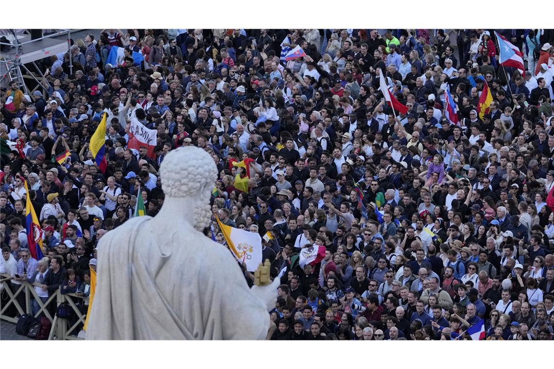 Jubel, Tränen und „Viva il Papa“ - Zehntausende feiern den neuen Papst Menschen aus der ganzen Welt waren in den Vatikan gereist.