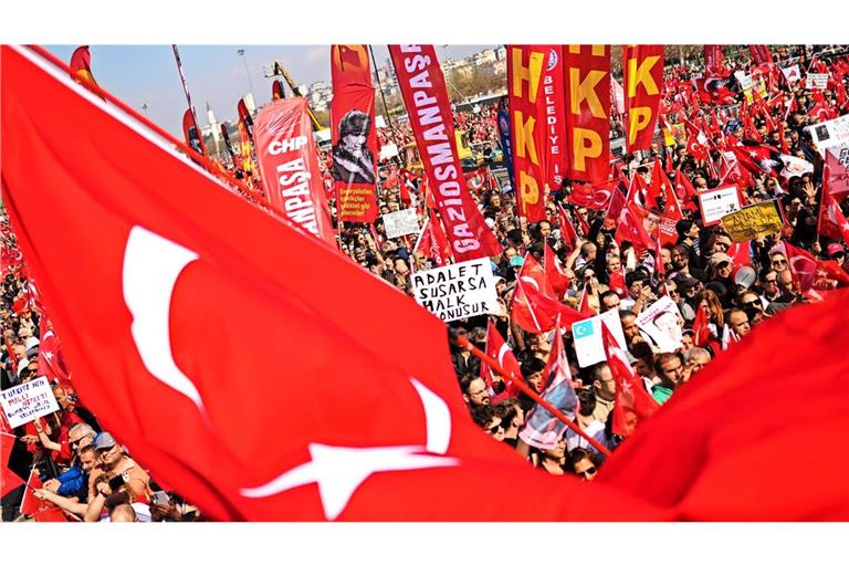 Menschen bei einer Kundgebung, zu der die Republikanische Volkspartei (CHP) gegen die Verhaftung des Istanbuler Bürgermeisters Ekrem Imamoglu aufgerufen hat.