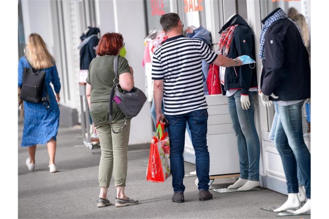 Menschen beim Einkaufsbummel in Hamburg. Foto: Jonas Walzberg/dpa