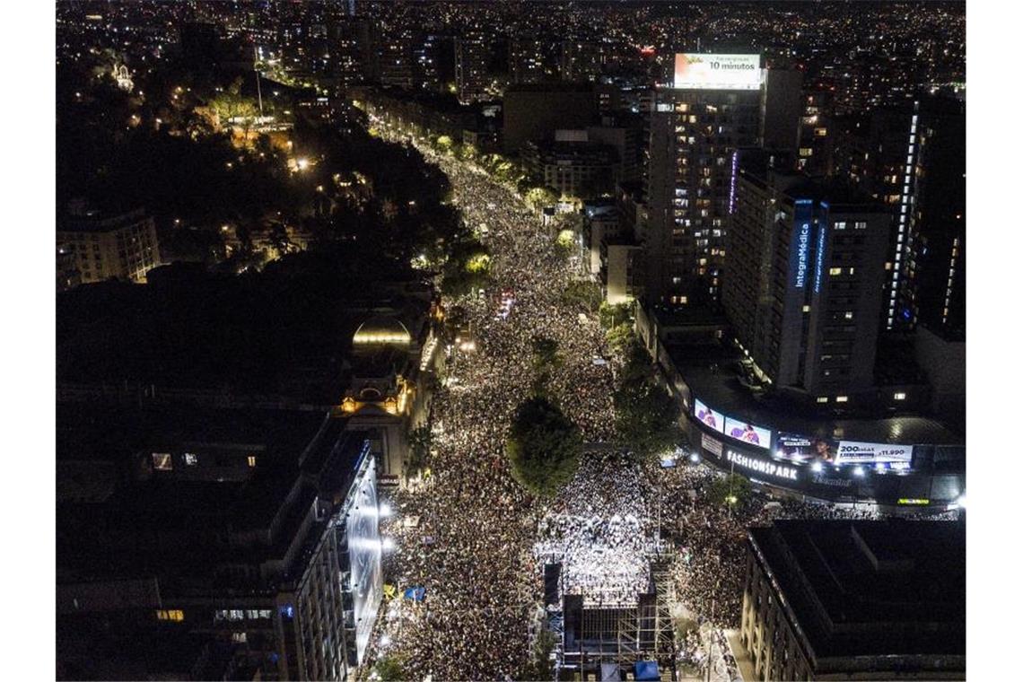 Menschen bejubeln den Sieg von Boric in der Hauptstadt Santiago. Foto: Matias Delacroix/AP/dpa
