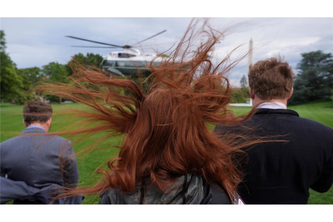Bilder des Tages Menschen beobachten, wie Marine One mit US-Präsident Donald Trump an Bord das Weiße Haus auf dem Weg zum Trump National Golf Club Washington DC für ein Krypto-Dinner verlässt.