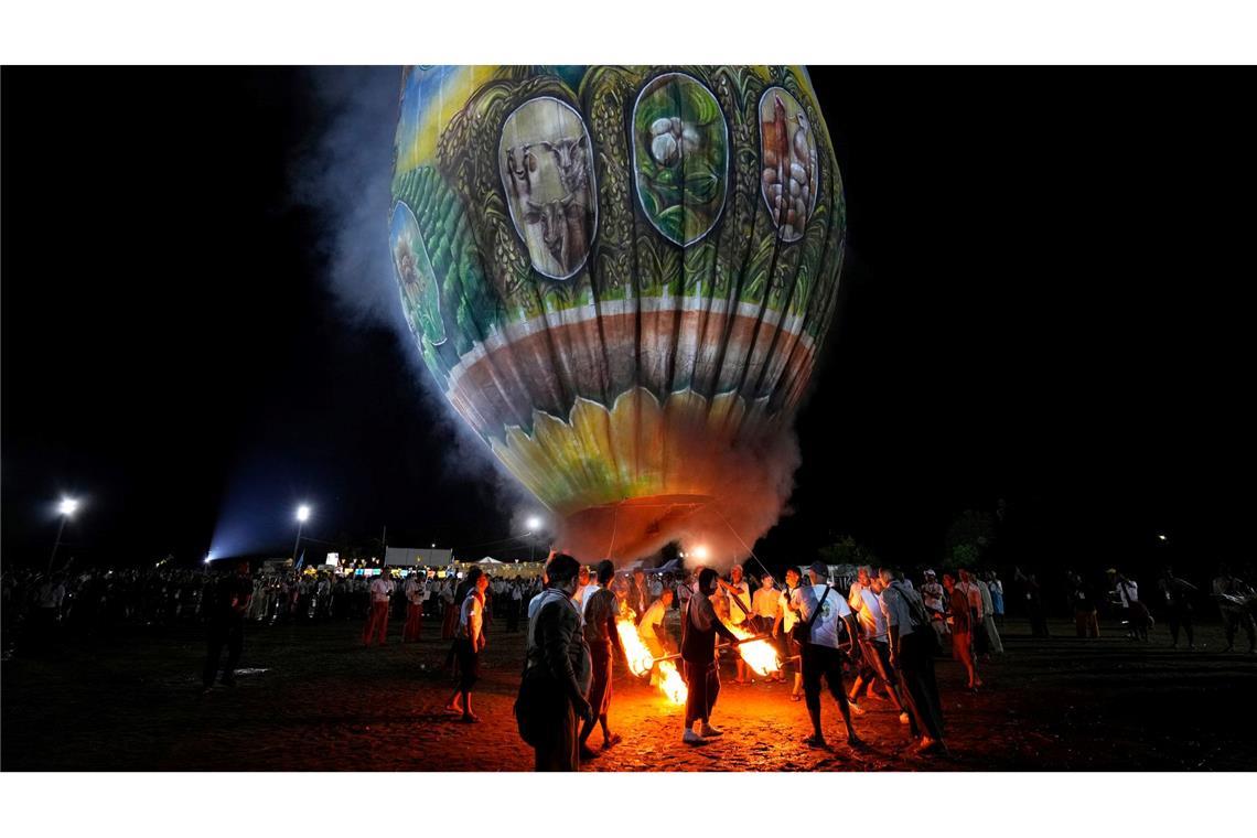 Menschen bereiten sich auf den Start eines Heißluftballons während eines Wettbewerbs anlässlich des Tazaungdaing-Fests in Naypyitaw in Myanmar vor.