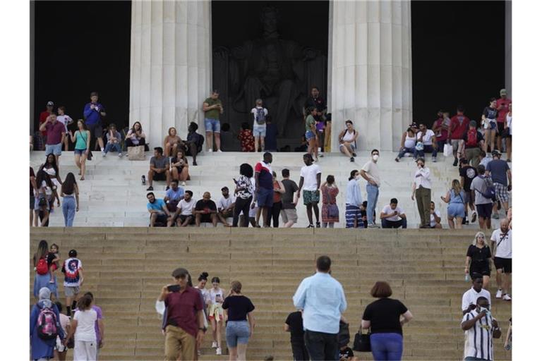 Menschen besuchen das Lincoln Memorial an der National Mall. Foto: Ting Shen/XinHua/dpa