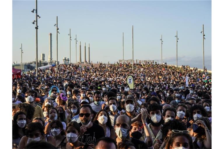 Menschen besuchen trotz Corona ein Musikfestival in Barcelona.Ganz Spanien mit Mallorca als liebster Urlaubsinsel der Deutschen ist wieder Corona-Risikogebiet. Foto: Joan Mateu/AP/dpa