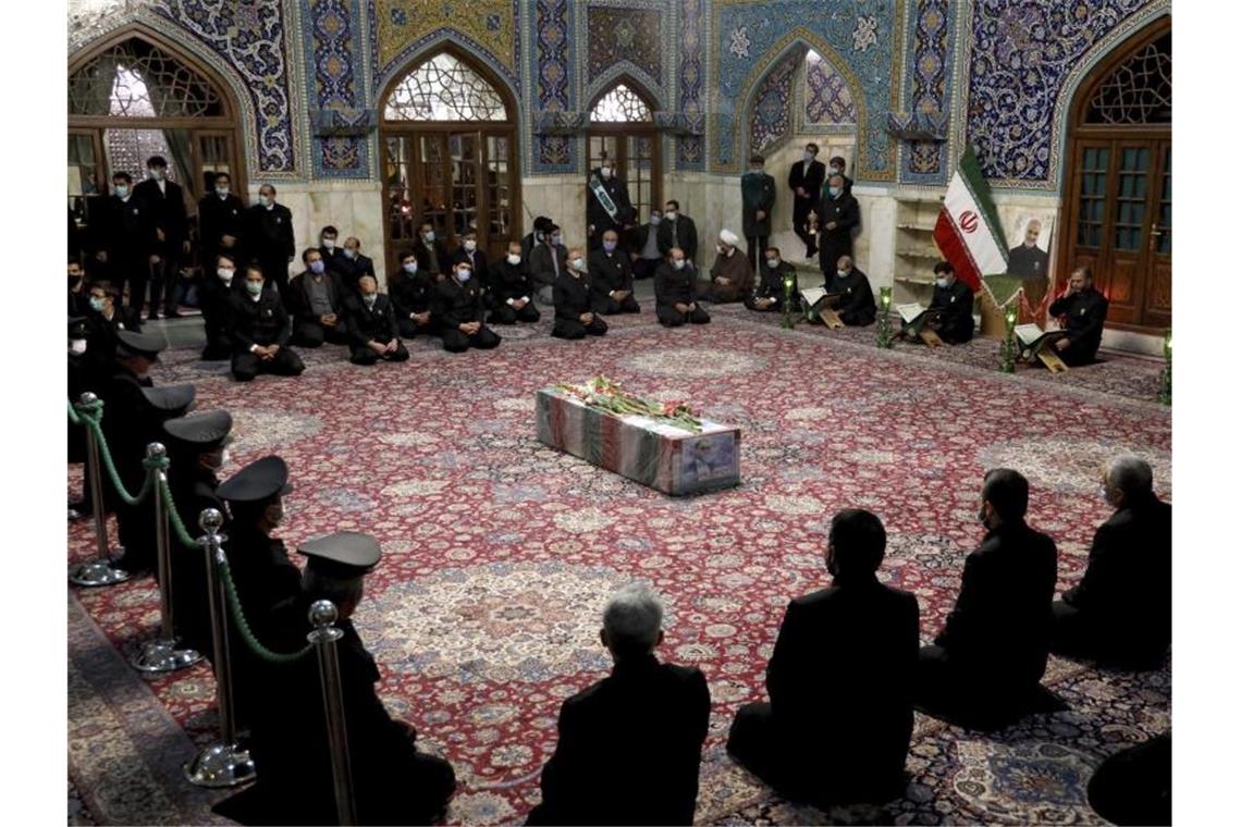Iran: Diplomatie nicht wegen Anschlags opfern Menschen beten am Sarg des ermordeten iranischen Atomphysikers Mohsen Fachrisadeh. Foto: --/Iranian Defense Ministry/AP/dpa